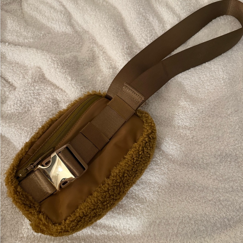 lululemon Brown Sherpa Everywhere Belt Bag - Picture 4 of 4